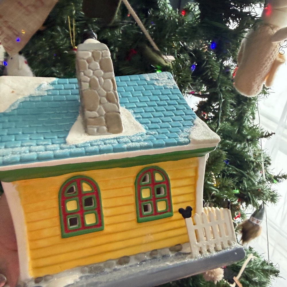 RETIRED Disney Dept 56 Mickey’s House Christmas Village w/ Box - Picture 3 of 7